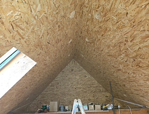 Zateplení stropu rodinného domu pomocí foukané izolace